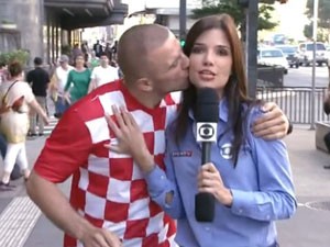 A repórter Sabina Simonato recebendo beijo de torcedor da Croácia (Foto: Reprodução/TV Globo)