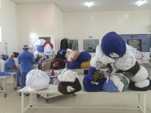 Vila São Cottolengo lava cerca de 50 toneladas de roupa por mês, em Trindade, Goiás (Foto: Vitor Santana/G1)