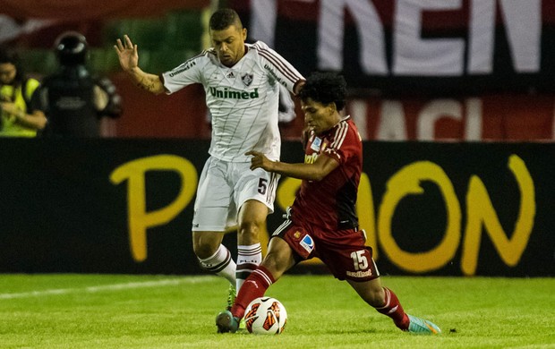 Edinho e Otero, Fluminense x Caracas (Foto: EFE) Edinho e Otero, Fluminense x Caracas (Foto: EFE)