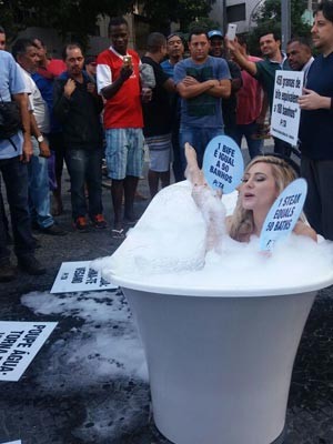 Beldades participam de protesto no Centro do Rio (Foto: Aline Pollilo / G1 Rio)