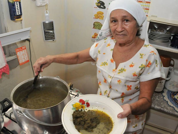 Dona Maria Vanilda servindo a maniçoba pronta (Foto: Elivaldo Pamplona/O Liberal)