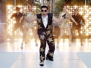 O sul-coreano Psy, cantor do hit 'Gangnam style', se apresenta em programa de TV australiano na manhã de quarta-feira (17) em Sydney (Foto: Tim Wimborne/Reuters)