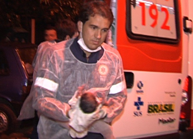 Bebê nasce dentro de ambulância em Aparecida de Goiânia, Goiás (Foto: Reprodução/ TV Anhanguera)