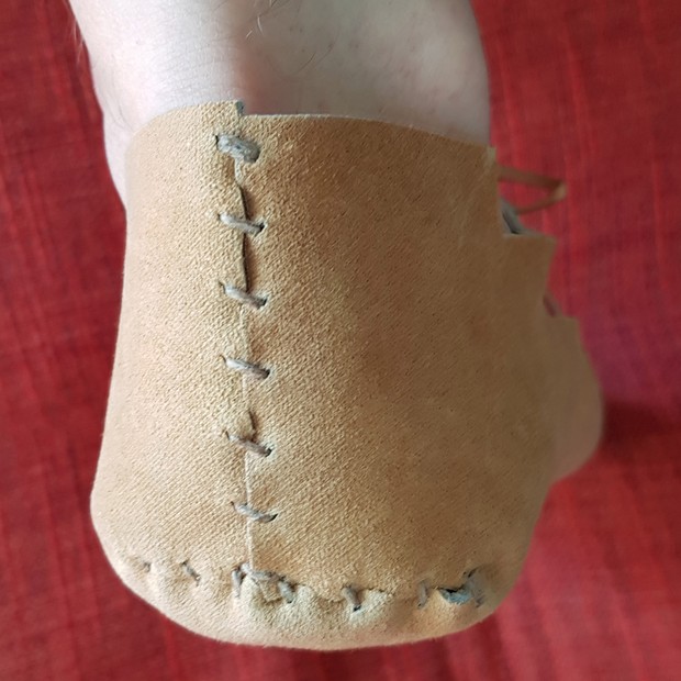 Detalhe da sandália da Idade do Ferro reconstruída  (Foto: @VegardVike/Reprodução)