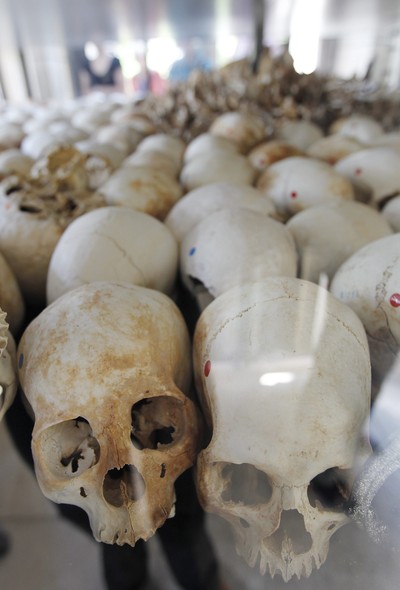 MAK04 PHNOM PENH (CAMBOYA) 16/10/2014.- Turistas visitan el Museo del Genocidio en las afueras de Phnom Penh (Camboya) hoy, jueves 16 de septiembre de 2014. El tribunal para el genocidio camboyano celebrar