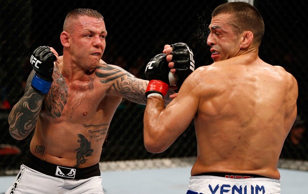 Ross Pearson acerta golpe em George Sotiropoulos (Foto: Getty Images)