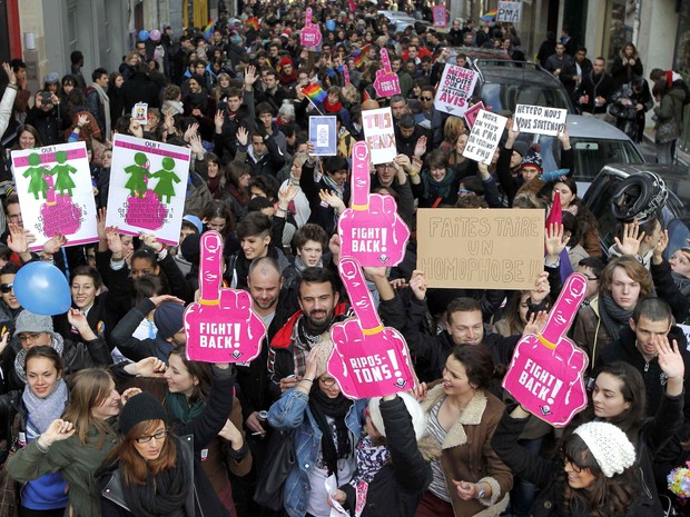 G1 Milhares de pessoas se manifestam a favor do casamento gay na França notícias em Mundo