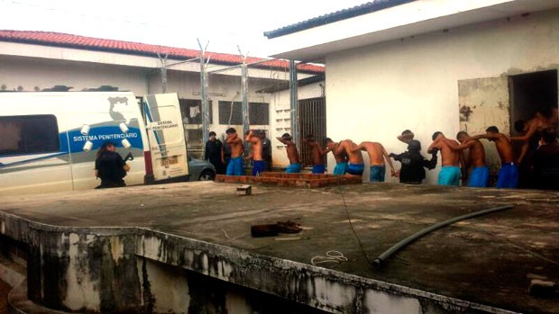 Após o quebra-quebra dentro da unidade, cinquenta detentos do presídio Raimundo Nonato Fernandes foram transferidos para Alcaçuz, em Nísia Floresta    (Foto: Heloísa Guimarães/ Inter TV Cabugi)