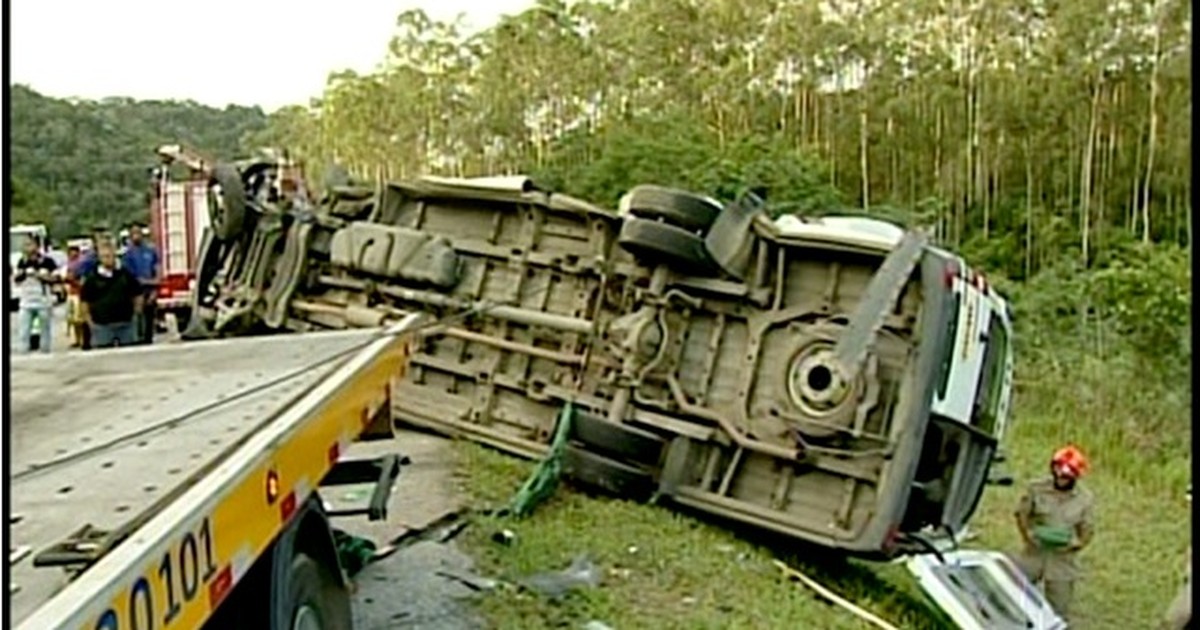 G1 Acidente Entre Van E Carreta Deixa 2 Mortos E Feridos Em Casimiro Rj Notícias Em Região