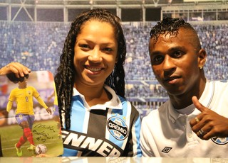 Miller Bolaños torcida Grêmio sessão de autógrafos  (Foto: Eduardo Moura/GloboEsporte.com)