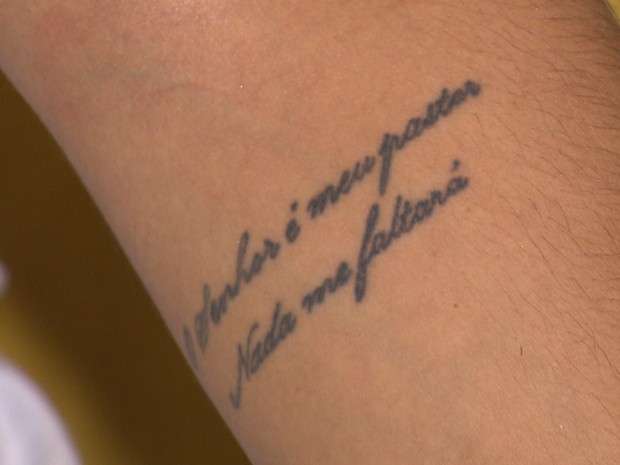 Algumas tatuagens da professora são passagens bíblicas (Foto: Reprodução/TV Paraíba)
