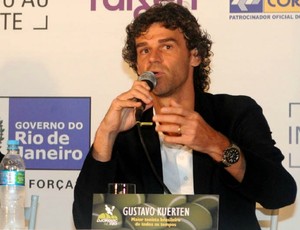 Gustavo Kuerten Guga tênis Rocinha coletiva (Foto: André Durão / Globoesporte.com)