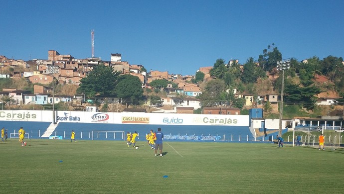 Jogadores do CSA participam do treino com bola (Foto: Augusto Oliveira / GloboEsporte.com)