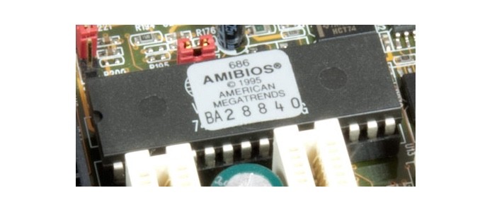 A BIOS é um exemplo de memória ROM, que armazena dados sem precisar de energia (Foto: Reprodução/ComputerHope)