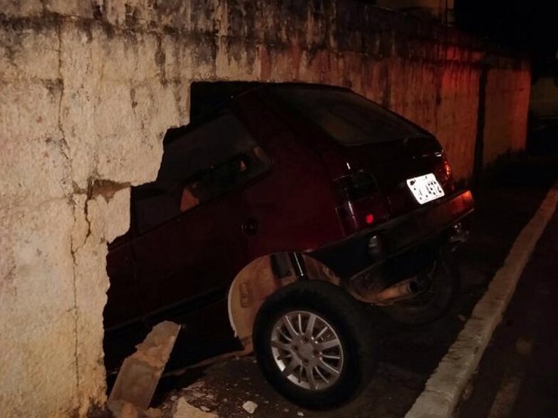 Carro entra dentro de casa em Pitangui (Foto: Cláudio Faria/ Arquivo Pessoal) Carro entra dentro de casa em Pitangui (Foto: Cláudio Faria/ Arquivo Pessoal)