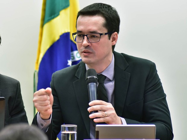 O procurador do Ministério Público Federal do Paraná (MPF-PR) Deltan Dallagnol, coordenador da força-tarefa da Lava Jato, fala em audiência pública na Câmara, em Brasília. 'A corrupção é apartidária. Não é problema do governo A ou B', disse (Foto: Zeca Ribeiro/Câmara dos Deputados) O procurador do Ministério Público Federal do Paraná (MPF-PR) Deltan Dallagnol, coordenador da força-tarefa da Lava Jato, fala em audiência pública na Câmara, em Brasília. 'A corrupção é apartidária. Não é problema do governo A ou B', disse (Foto: Zeca Ribeiro/Câmara dos Deputados)