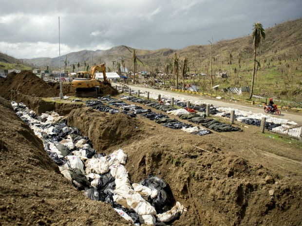 Corpos são sepultados em massa após passagem de tufão nas Filipinas (Foto: Odd Andersen/AFP)