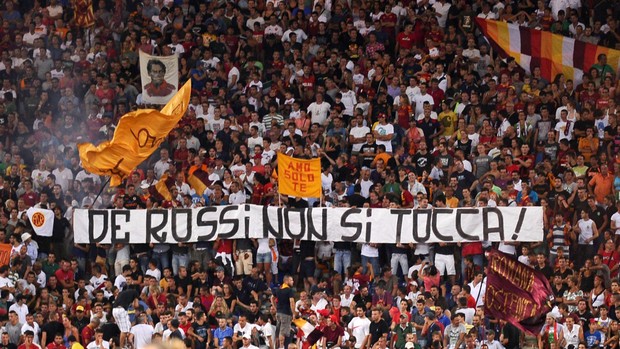 Faixa torcida Roma De Rossi (Foto: EFE)