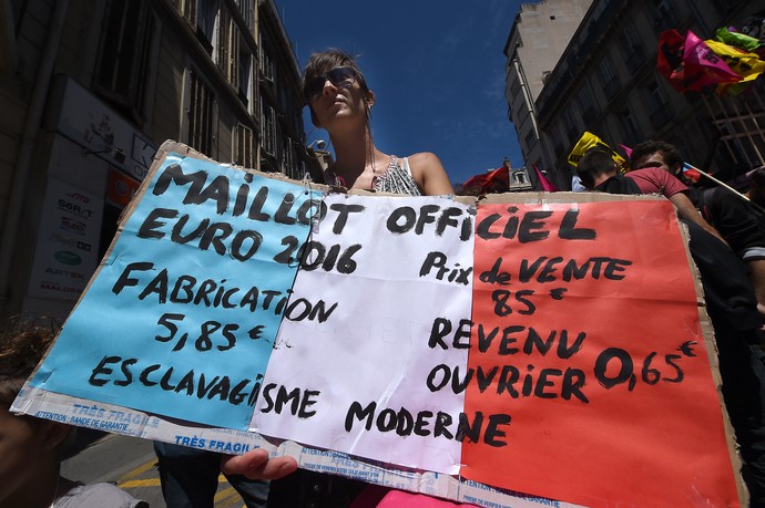 Bandeira da França pintada em protesto contra as reformas trabalhistas (Foto: BORIS HORVAT / AFP) Bandeira da França pintada em protesto contra as reformas trabalhistas (Foto: BORIS HORVAT / AFP)