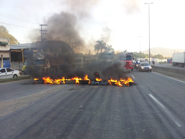 Manisfestantes colocaram fogo em pneus para bloquear rodovia. (Foto: Eliomar Caetano/G1 ES)
