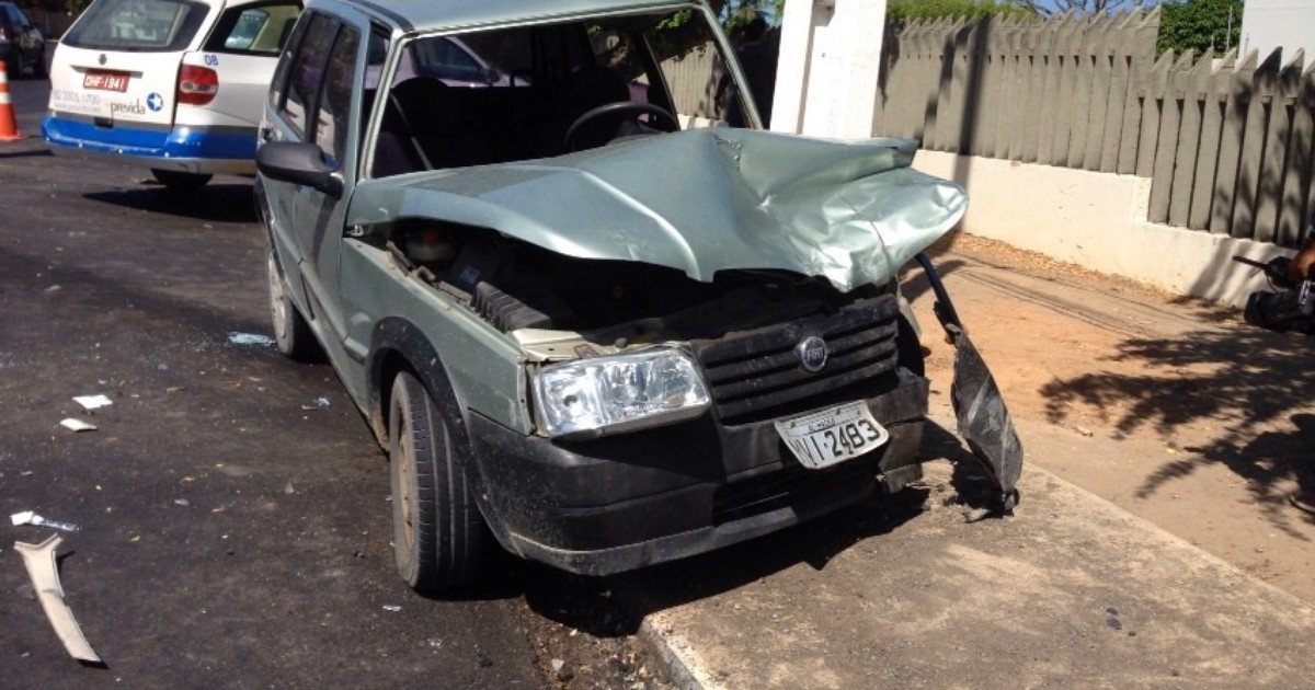 G1 Homem fica preso às ferragens após colisão entre dois carros em