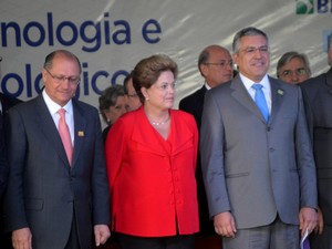 A presidente Dilma Rousseff inaugura indústria farmacêutica em Itapira (SP), ao lado do governador de São Paulo e o ministro da Saúde, (Foto: Lana Torres/G1)