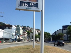Termômetro registrou 36ºC no Centro de Florianópolis nesta terça-feira (11) (Foto: Luíza Fregapani)