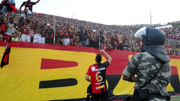 gabriel paulista comemora acesso do vitória (Foto: Raphael Carneiro/Globoesporte.com)