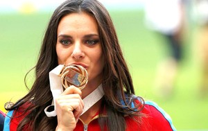 Isinbayeva medalha de ouro Mundial Moscou (Foto: Agência Reuters) Isinbayeva medalha de ouro Mundial Moscou (Foto: Agência Reuters)