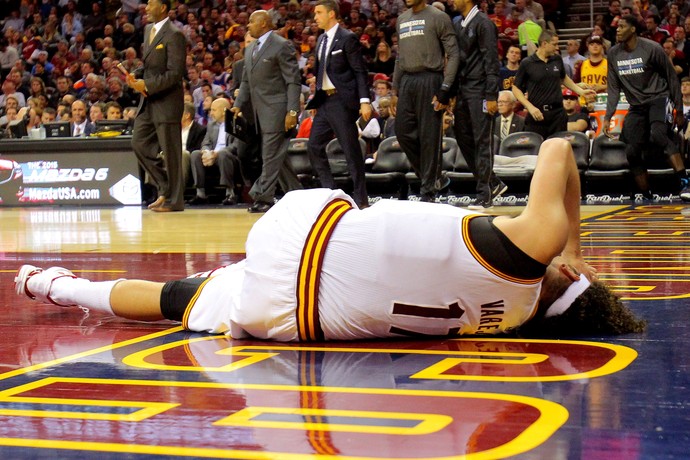Varejão se lesiona em jogo da NBA (Foto: Getty Images) Varejão se lesiona em jogo da NBA (Foto: Getty Images)