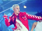 Justin Bieber reclama com fã que jogou objeto no palco durante show