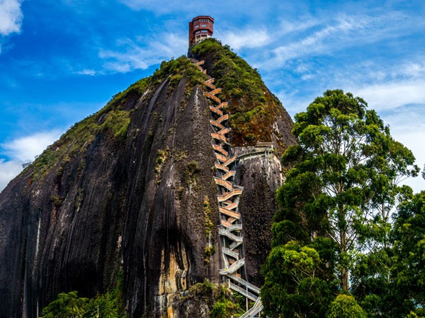 O Peñón de Guatape, pedra com escadaria com mais de 600 degraus (Foto: Boris G/Creative Commons)