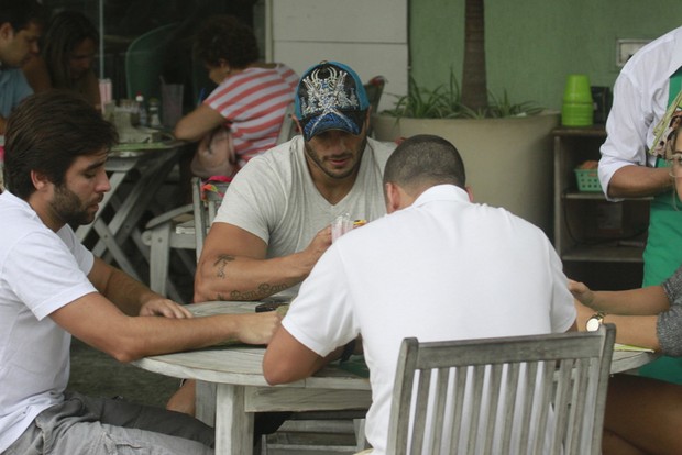 Kléber Bambam com amigos em restaurante na Barra (Foto: Dilson Silva / AgNews)