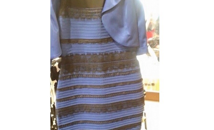 Vestido branco e dourado azul e preto (Foto: Reprodução/Twitter)