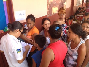 Médicos do CBM/AP atenderam famílias de carapirás, no bairro Amazonas (Foto: Abinoan Santiago/G1)