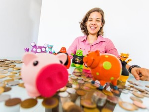 Rafaela coleciona diversos tipos de cofrinhos para guardar suas moedas. (Foto: Jonathan Lins/G1)