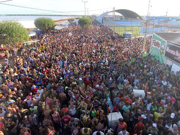 Milhares de pessoas lotam as ruas de Macau durante o carnaval (Foto: Canindé Soares)