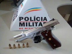 Arma estava em um lote vago (Foto: Polícia Militar/ Divulgação)