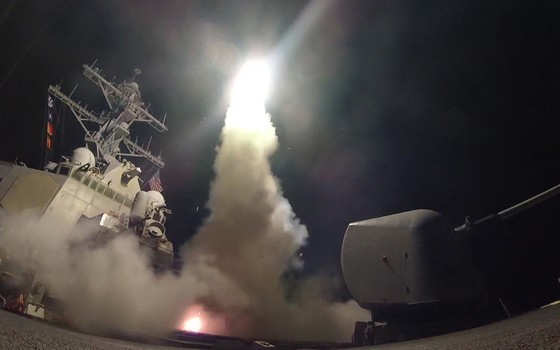Navio americano no Mediterrâneo lança míssil em direção a Síria. Bombardeiros foram autorizados pelo presidente dos Estados Unidos, Barack Obama (Foto: AFP PHOTO / US NAVY / MASS COMMUNICATION SPECIALIST 3RD CLASS FORD WILLIAMS)