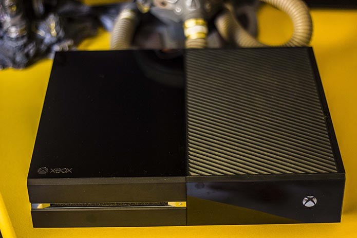 Grandalhão, o Xbox One não é muito charmoso (Foto: Reprodução/Débora Magri)