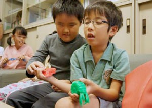 Crianças japonesas cegas manuseiam objetos feitos com impressora 3D do Yahoo. (Foto: Divulgação/Yahoo)