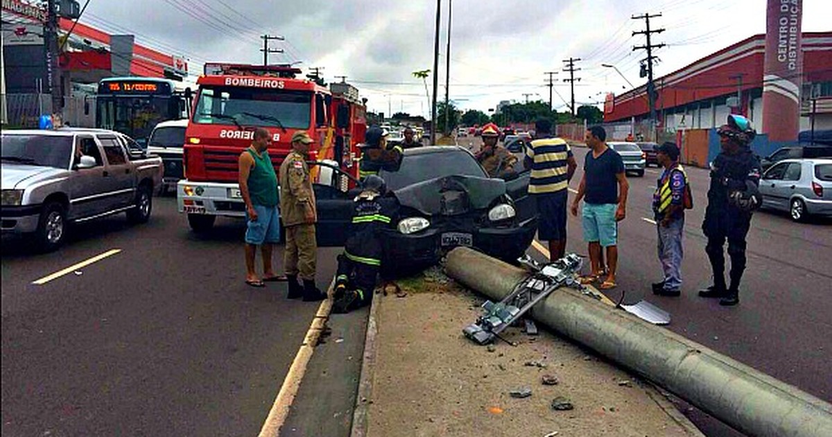 G Carro Derruba Poste E Motorista Fica Preso Nas Ferragens Em