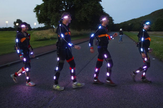 Centenas de pessoas vestiram 'trajes de luz' na noite desta quarta-feira (9) em Edimburgo, na Inglaterra, e criaram um espetáculo impressionante. (Foto: David Moir/Reuters)