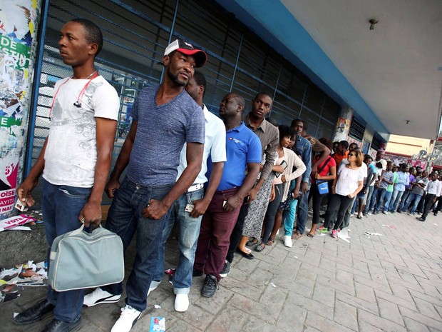Eleitores fazem fila para votar na capital Porto Príncipe (Foto: Jeanty Junior Augustin/Reuters)