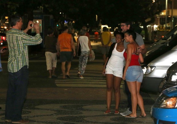 Michael Phelps tira foto com fãs na Zona Sul do Rio (Foto: Delson Silva/ Ag. News)