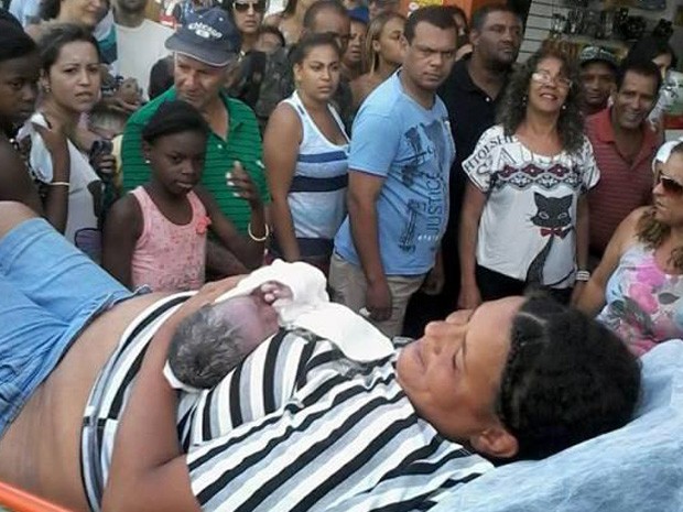 Mulher de 26 anos deu  luz a uma menina dentro da loja em Lavras (MG).  (Foto: Ronaldo Viana)