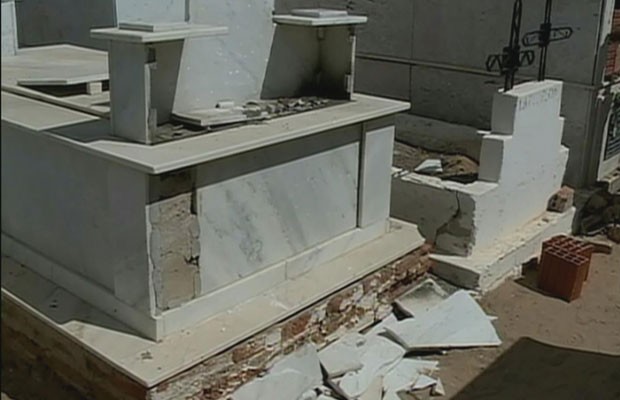 Não é a primeira vez que cemitério é alvo de vandalismo. (Foto: Reprodução/ TV Globo)