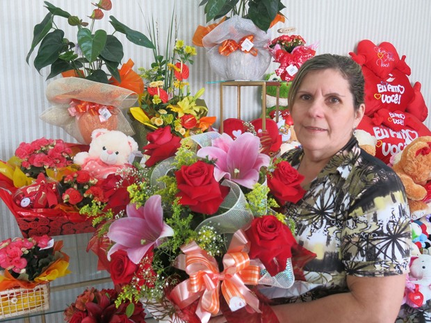 Maria Cecília resolveu unir tradição e tecnologia em sua floricultura (Foto: Mariane Rossi/G1)