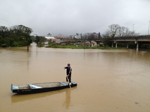 Rio transbordou na cidade de Rio do Sul neste domingo (22) (Foto: Sérgio Guimarães/RBS TV)