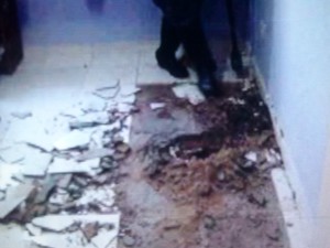 Buraco foi cavado pela polícia (Foto: Divulgação / Polícia Militar)